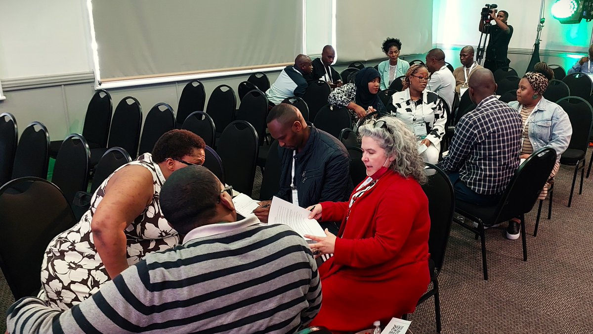 There were thoughtful comments and valuable insights from the discussion groups following the report on the SA questionnaire, Ethics in descriptive metadata practices🧐
#metadatamatters #liasaconference2023