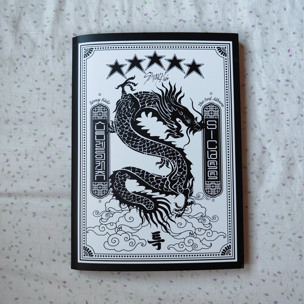 paunberry's tweet photo. ✨ STRAY KIDS GIVEAWAY ✨

Win: 5 STAR (B ver)
*unsealed, it has all the inclusions and a 5☆ pc*

Europe + UK only 

Rules:
🌷Like and RT this post 
🌷Tag a friend and show me your favorite look from your bias (only one comment per person)

- GA ends Nov 1 - https://t.co/yN9Mee1aD9