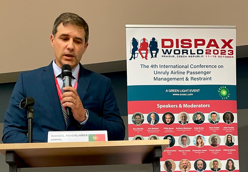 PSP_Portugal's tweet photo. A #PSP e a #AIRPOL fizeram-se representar através do Intendente Daniel Magalhães do Comando Metropolitano do Porto da PSP, nos dias 11 e 12 de outubro, em #Praga, na Conferência Internacional Dispax World 2023 com uma apresentação sobre passageiros desordeiros em aeronaves. https://t.co/hKNx9IRPHE