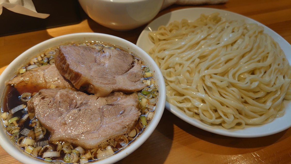 KenboxNo1's tweet photo. チャーシュー、この下にまだ3枚くらい入ってる。 https://t.co/t7s65aW0gU
