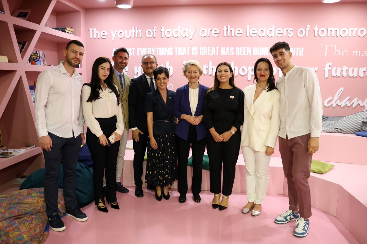 The Europe House team was privileged to host a distinguished guest yesterday: President of the European Commission, Ursula Von der Leyen. She officially announced the commencement of applications for the College of Europe in Tirana.🇦🇱🇪🇺 #EU #AlbaniaIntegration #collegeofeurope