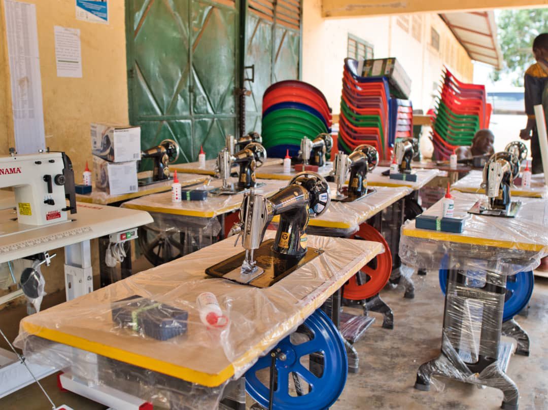 👏 Félicitations à nos jeunes talents de Boffa qui ont suivi le programme d'incubation "Donne vie à ton idée" soutenu par #INTEGRA. La remise d'équipements signifie de nouvelles opportunités pour ces jeunes entrepreneurs locaux. 🛠️💼 #Empowerment #Boffa