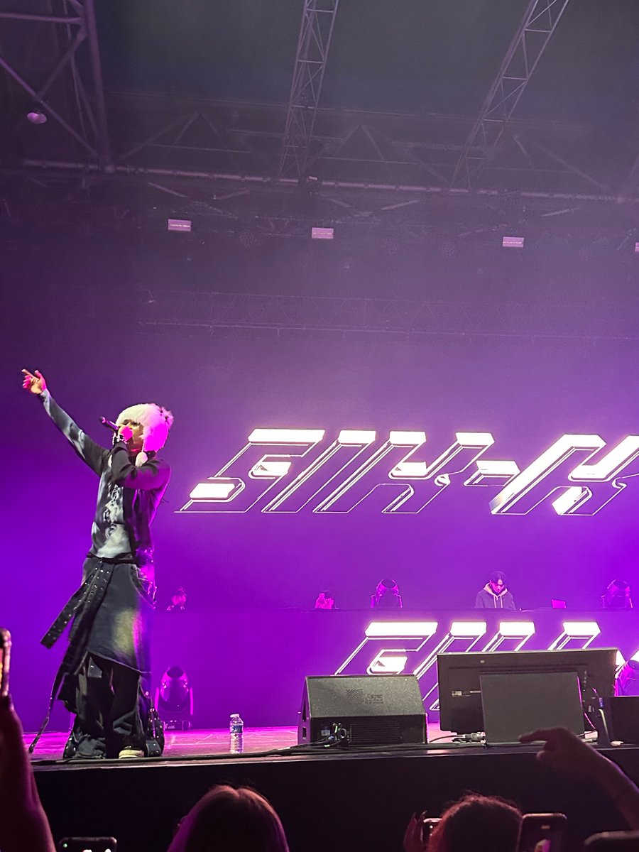 catwife's tweet photo. about last night ☄️🔥🌖 // too bad i almost fainted during my bebu‘s (@DPRIAN_ ) part and had to leave my VIP spot in the first rows
——-
#DPRIAN
#SIKK
#BEO
#ASHISLAND
#LILCHERRY
#GOLDBUUDA
#SMMT
#LEELAMARZ
#HOWMINI
@cultofya https://t.co/bkzEupOKMV