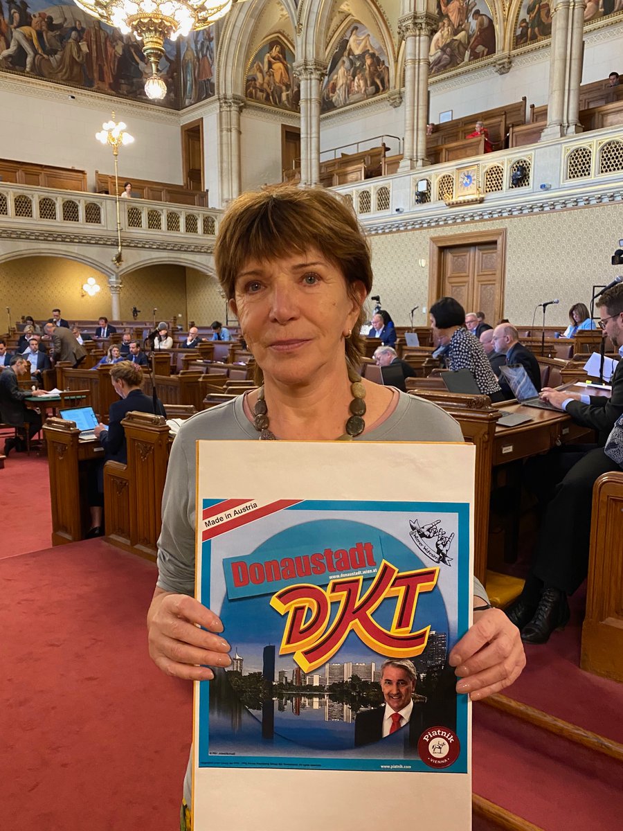 Sonder-Gemeinderat zum Kleingarten-Deal in Breitenlee.
Das DKT Spiel steht unter dem Ehrenschutz des Bezirksvorstehers.  Kein Mensch ahnte damals welche Bedeutung dies einmal haben wird. Das Cafe Hummel das Lieblingslokal seiner Lieblingsband ist übrigens im DKT das Gefängnis.