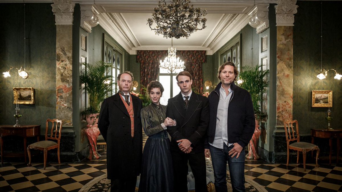 RadioTeleSuisse's tweet image. ❄🤵#EVENEMENT📽 La série "Winter Palace", première collaboration entre la #RTS et @Netflix a débuté son tournage sur les hauts de Montreux et se poursuivra en Valais.  Cyril Metzger incarne le rôle principal.
👉bitly.ws/XtEF

#RTSAvecVous #RadioTelevisionSuisse