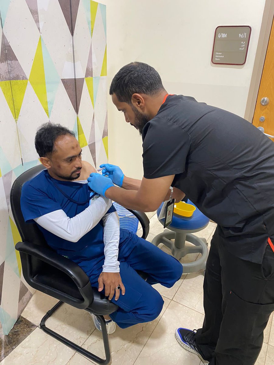 kau_udh's tweet photo. وشارك #مركز_الخدمات_الطبية_الجامعي في فعالية #اليوم_العالمي_لغسل_اليدين و #الأسبوع_العالمي_لمكافحة_العدوى في كلية طب الأسنان ومستشفى الأسنان الجامعي، من خلال ركن تثقيفي يقدم لقاح الانفلونزا لمنسوبي ومراجعي #مستشفى_الأسنان_الجامعي @KAUAUC https://t.co/nJxxccTDNq