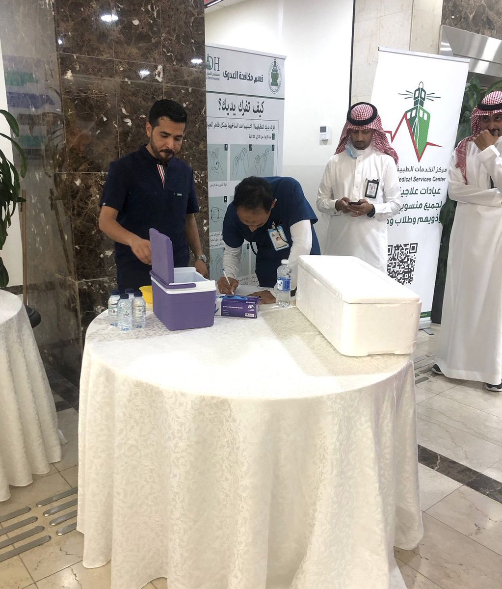 kau_udh's tweet photo. وشارك #مركز_الخدمات_الطبية_الجامعي في فعالية #اليوم_العالمي_لغسل_اليدين و #الأسبوع_العالمي_لمكافحة_العدوى في كلية طب الأسنان ومستشفى الأسنان الجامعي، من خلال ركن تثقيفي يقدم لقاح الانفلونزا لمنسوبي ومراجعي #مستشفى_الأسنان_الجامعي @KAUAUC https://t.co/nJxxccTDNq