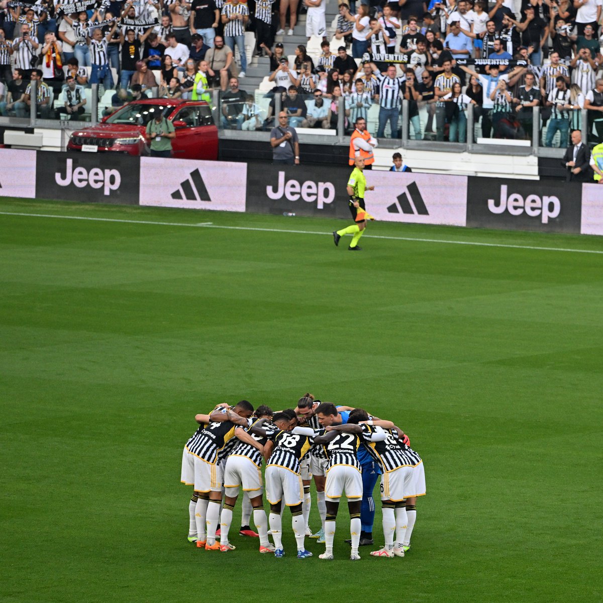 juventusfc's tweet photo. ᴛᴏɢᴇᴛʜᴇʀ 🤍🖤 https://t.co/z1kabsdqSE