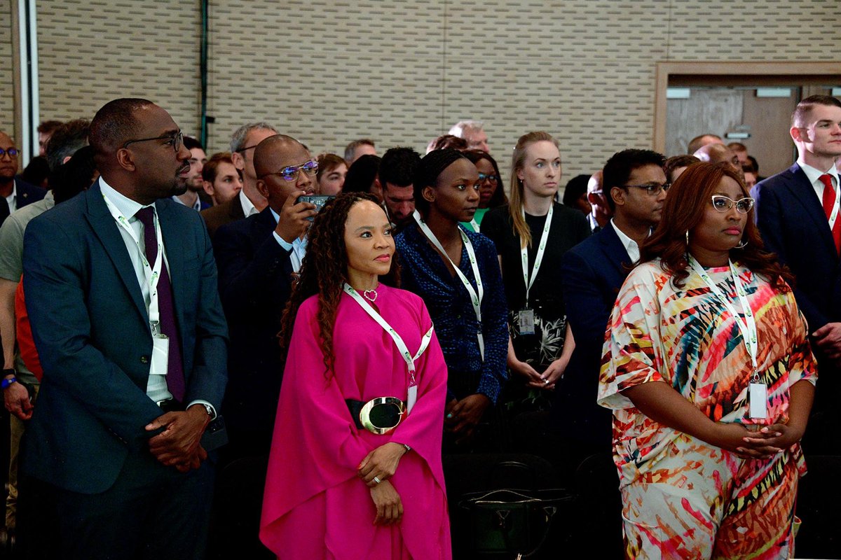 GovernmentZA's tweet photo. [Photos] President Cyril Ramaphosa addresses the second Green Hydrogen Summit

This second #SAGreenH2Summit aims to highlight SA’s exceptional potential as an early stage, large scale, low cost, world-class green hydrogen production hub &amp; total value chain investment destination https://t.co/uDg6iybN1M