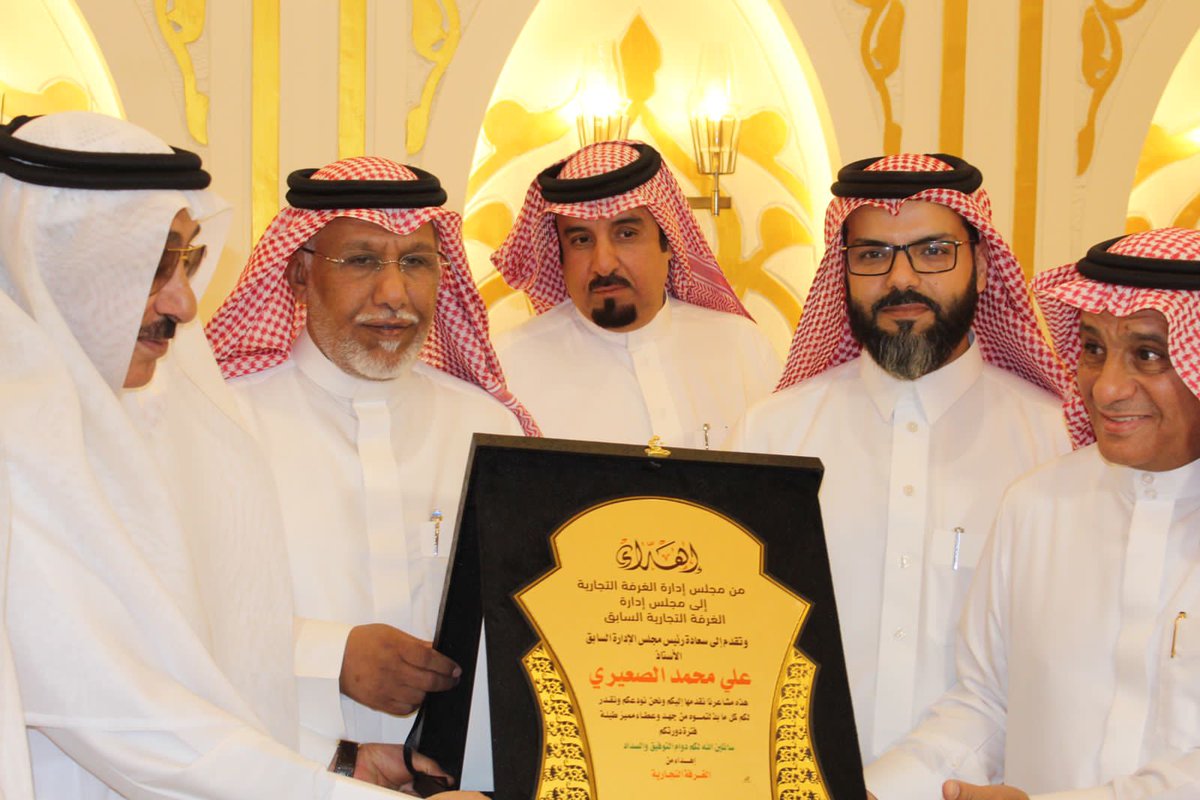 AlmaawiDr's tweet photo. من الشكر اجزله و من التقدير اعلاه  للزملاء أعضاء الغرفة التجارية والادارة التنفيذية على التكريم واشكر من حضر وشارك من رؤساء الدوائر الحكومية ومشايخ ورجال الاعما�� وضيوف  واعلامييون https://t.co/p62RnWPUvZ