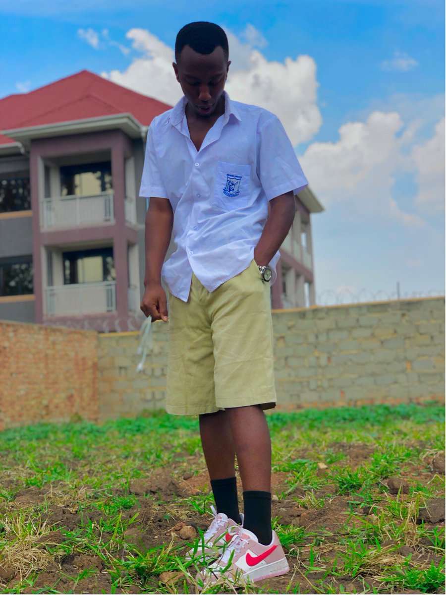 owihorere's tweet photo. Before l go for my afternoon paper 😫 pliz follow me 🤲 l will even write your handles as some of my answers 😂🤲@Mbararahighsch #UNEB https://t.co/FITdxYjQ7H