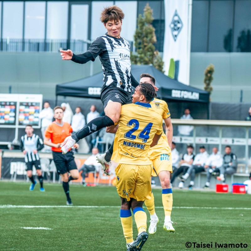 GoalJP_Official's tweet photo. 🇯🇵 驚異のジャンプ力に注目 🇩🇪

#福田師王、テストマッチでのワンプレーが現地メディアで脚光を浴びる。

クラブ専門メディアは「フクダはこうして、身長は1.78メートルでもどんな空中戦においても引けを取らないことを広く世間に示せただろう」と注目。