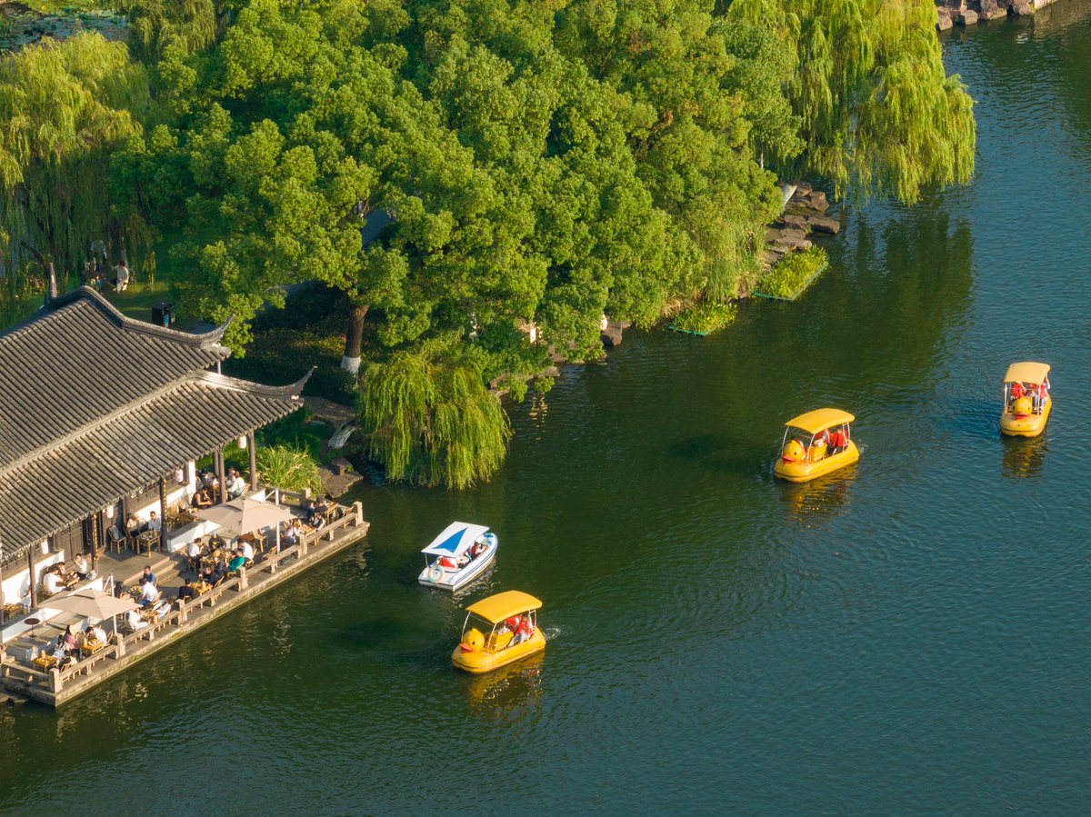 ningbotoday99's tweet photo. Scenery of the #anicent Moon Lake at downtown #Ningbo in the #Autumn season.🚣#Summer has gone but #green stays.
#NingboToday #AutumnVibes #lake #travel #enjoy #relaxing #traditional #ancient #culture #beauty #cruise #boat #October #city #rowtheboat #park #Monday https://t.co/bLCVYkVJ21