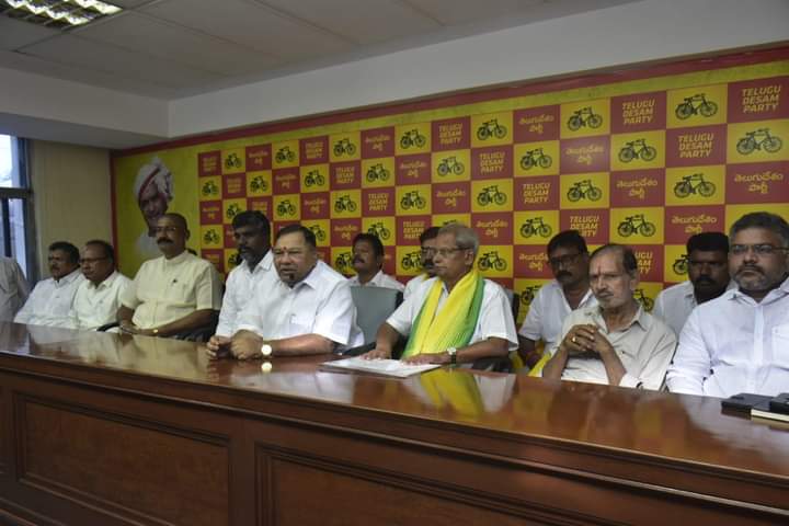 TDP_TG's tweet photo. తెలంగాణలో 87 స్థానాల్లో పోటీకి టీడీపీ అభ్యర్థులు సిద్ధం.

రానున్న అసెంబ్లీ ఎన్నికల్లో గెలుపే లక్ష్యంగా ముందుకెళ్తాం. త్వరలో మేనిఫెస్టో కూడా విడుదల చేస్తాం. పార్టీ అధినేత చంద్రబాబు గారి ఆమోదం తర్వాత పేర్లు ప్రకటిస్తాం.

- కాసాని జ్ఞానేశ్వర్ ముదిరాజ్ 
టీటీడీపీ రాష్ట్ర అధ్యక్షులు https://t.co/V28g8ulL94
