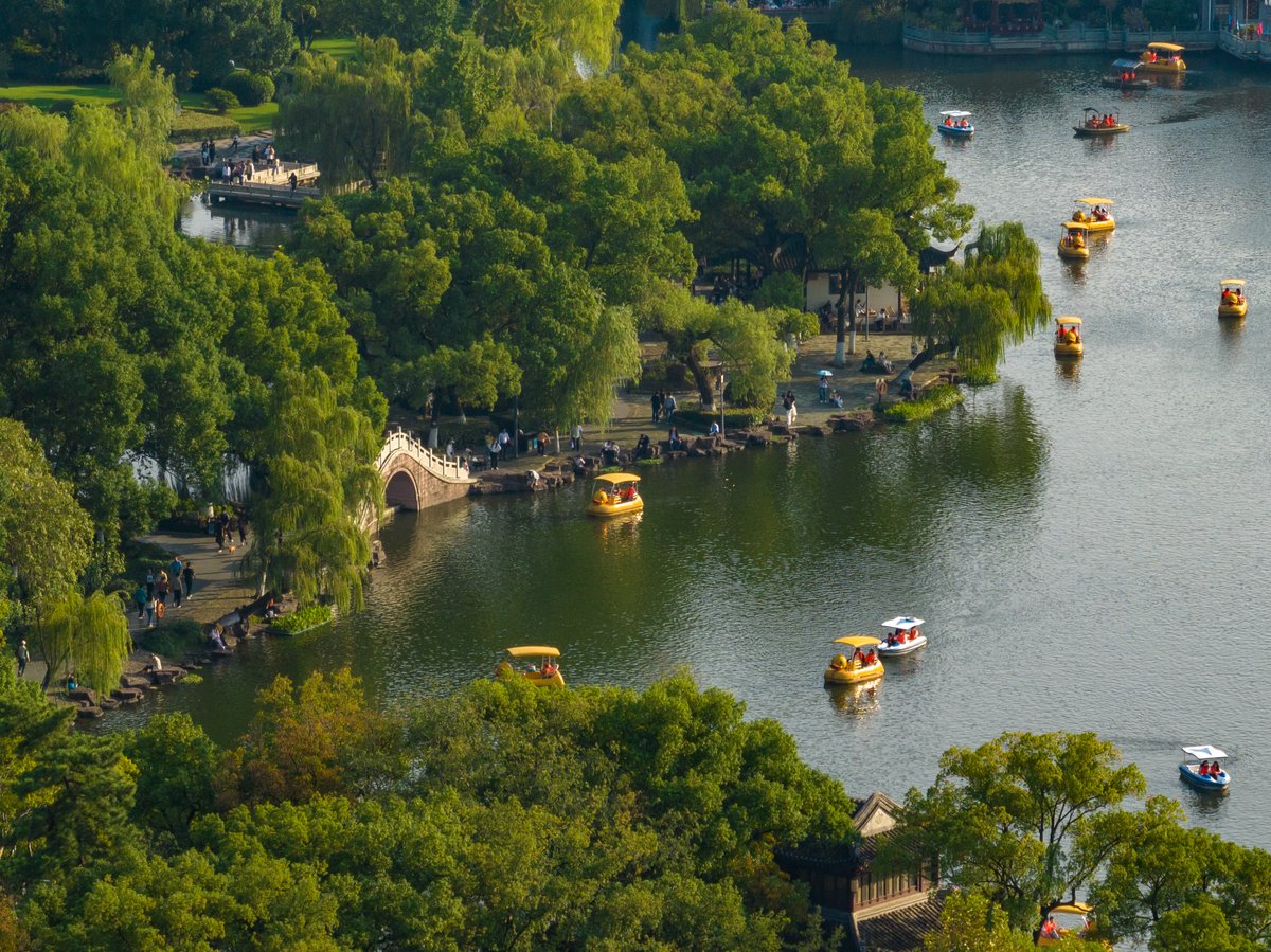 ningbotoday99's tweet photo. Scenery of the #anicent Moon Lake at downtown #Ningbo in the #Autumn season.🚣#Summer has gone but #green stays.
#NingboToday #AutumnVibes #lake #travel #enjoy #relaxing #traditional #ancient #culture #beauty #cruise #boat #October #city #rowtheboat #park #Monday https://t.co/bLCVYkVJ21
