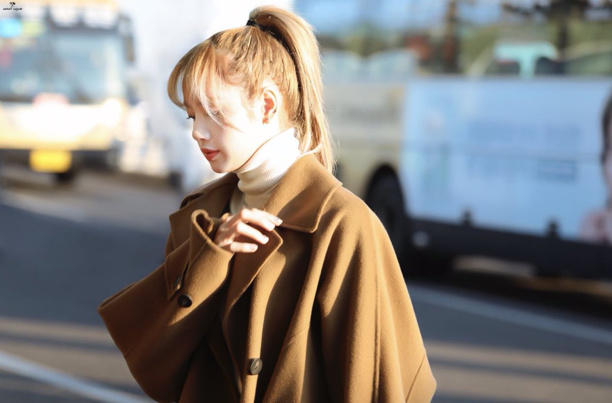 vousjay's tweet image. ลิซ่ากับแฟชั่นสนามบิน ที่อย่างกับออกมาจากซีรีส์