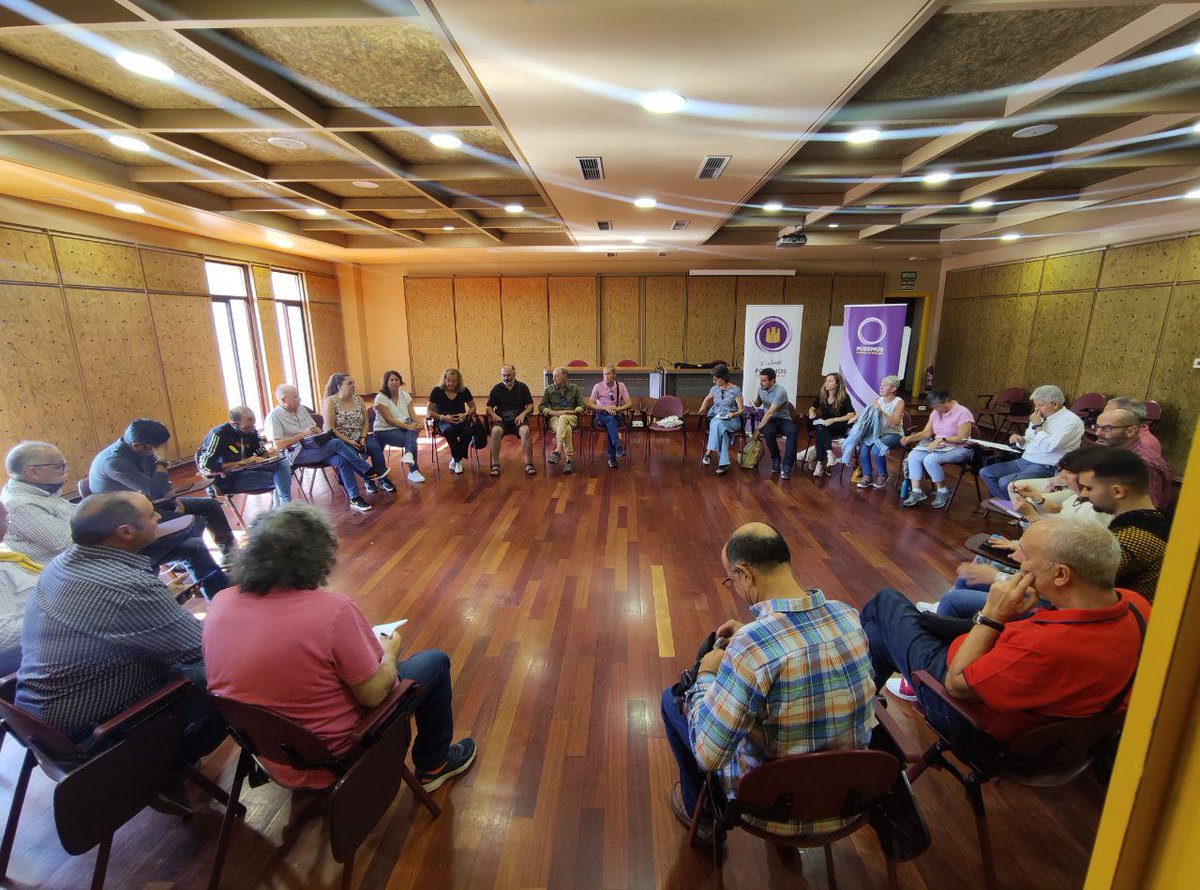 jlgarciagascon's tweet photo. Gracias @m_tere_perez y @karmenfaba por el primer encuentro del proceso de participación estatal en CLM. Ayer en Ciudad Real la militancia analizó y propuso la hoja de ruta política para fortalecer Podemos. La única fuerza política democrática y transformadora de nuestro país. https://t.co/1gN7KyMbXb