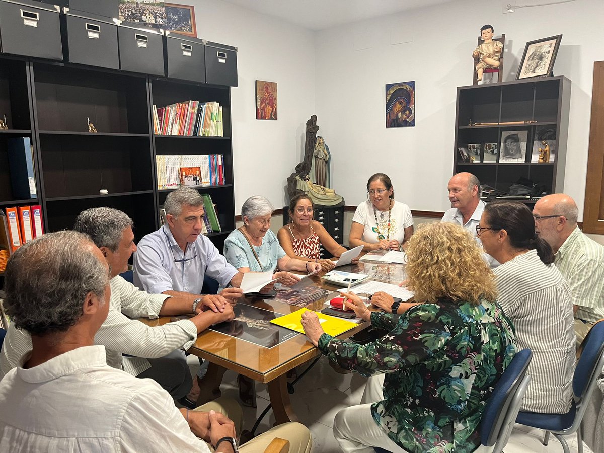HdadGranPoder's tweet photo. Han pasado dos años y Nuestro Padre Jesús del Gran Poder sigue en su #SantaMisión2021 a través de sus #CIRINEOS. Siempre cerca de los más necesitados, caminando con ellos, sigue en los Tres Barrios @PARROQUIABLANC1. https://t.co/MyUF6Dfhq1