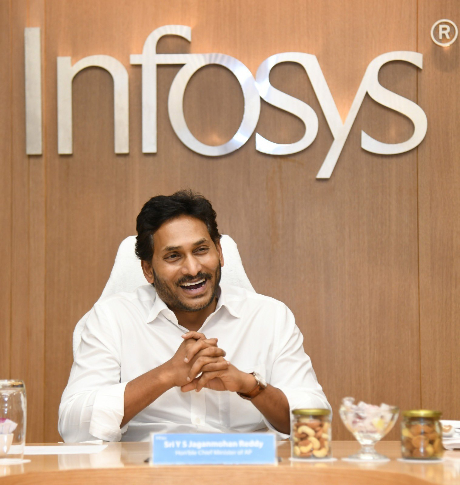 F8jYFTkboAAiGA2?format=jpg&name=large