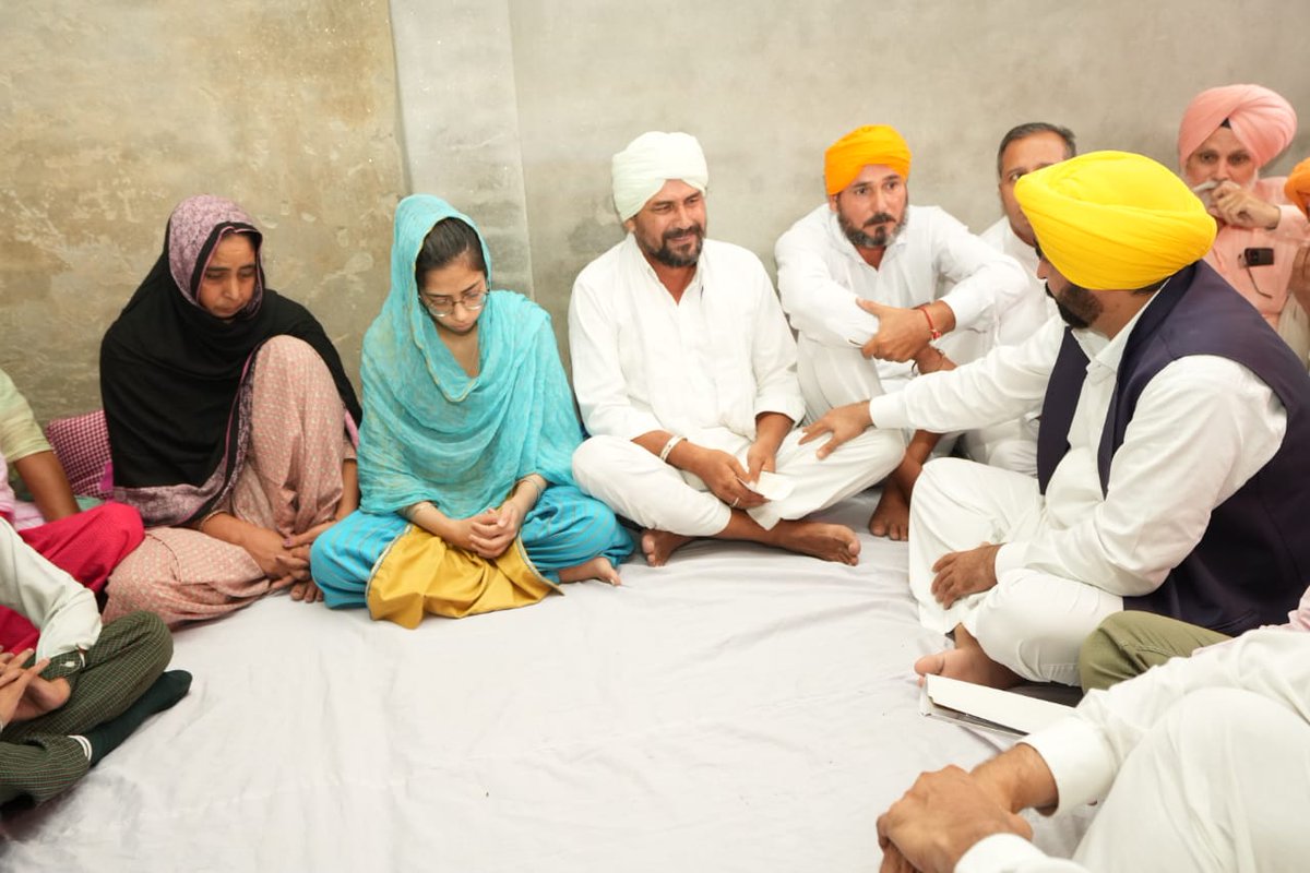 BhagwantMann's tweet photo. ਦੇਸ਼ ਦੇ ਪਹਿਲੇ ਅਗਨੀਵੀਰ ਸ਼ਹੀਦ ਅੰਮ੍ਰਿਤਪਾਲ ਸਿੰਘ ਦੇ ਘਰ ਕੋਟਲੀ ਕਲਾਂ ਪਹੁੰਚ ਕੇ ਪਰਿਵਾਰ ਨਾਲ ਦੁੱਖ ਵੰਡਾਇਆ ਤੇ ਸ਼ਹੀਦ ਜਵਾਨ ਨੂੰ ਸ਼ਰਧਾਂਜਲੀ ਭੇਂਟ ਕੀਤੀ…ਬੜੇ ਦੁੱਖ ਦੀ ਗੱਲ ਹੈ ਫੌਜ ਦੀ ਵਰਦੀ ਪਵਾ ਕੇ ਕੇਂਦਰ ਸਰਕਾਰ ਸ਼ਹੀਦ ਜਵਾਨ ਨੂੰ ਸ਼ਹੀਦ ਨੀ ਮੰਨ ਰਹੀ…ਪਰ ਪੰਜਾਬ ਸਰਕਾਰ ਪੰਜਾਬ ਦੇ ਮਾਣਮੱਤੇ ਸ਼ਹੀਦ ਜਵਾਨਾਂ ਨਾਲ ਕੋਈ ਵੀ ਵਿਤਕਰਾ ਨੀ ਕਰੇਗੀ…ਜਵਾਨ ਅੰਮ੍ਰਿਤਪਾਲ ਸਿੰਘ ਦੇ ਪਰਿਵਾਰ ਨੂੰ ਸਨਮਾਨ ਰਾਸ਼ੀ ਵਜੋਂ 1 ਕਰੋੜ ਰੁਪਏ ਦਾ ਚੈੱਕ ਸੌਂਪਿਆ…ਪਿੰਡ ਤੇ ਪੰਚਾਇਤ ਦੀਆਂ ਸਾਰੀਆਂ ਮੰਗਾਂ ਪ੍ਰਵਾਨ ਕੀਤੀਆਂ…ਪਰਿਵਾਰਕ ਮੈਂਬਰ ਨੂੰ ਸਰਕਾਰੀ ਨੌਕਰੀ ਵੀ ਦੇਵਾਂਗੇ…ਭਵਿੱਖ ‘ਚ ਪਰਿਵਾਰ ਦੀ ਹਰ ਸੰਭਵ ਮਦਦ ਲਈ ਅਸੀਂ ਪੂਰੇ ਵਚਨਬੱਧ ਹਾਂ…

ਜਵਾਨ ਅੰਮ੍ਰਿਤਪਾਲ ਸਿੰਘ ਦੀ ਕੁਰਬਾਨੀ ਤੇ ਹੌਂਸਲੇ-ਜਜ਼ਬੇ ਨੂੰ ਪੂਰਾ ਪੰਜਾਬ ਦਿਲੋਂ ਸਲਾਮ ਕਰਦਾ ਹੈ…