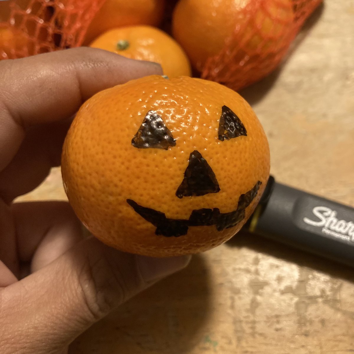 GimmeBuilds's tweet photo. Not really a #HackAPUMPKIN hack, but a fun little surprise for those lunch bags going to work or school. 🎃 https://t.co/sFt80p2l0M