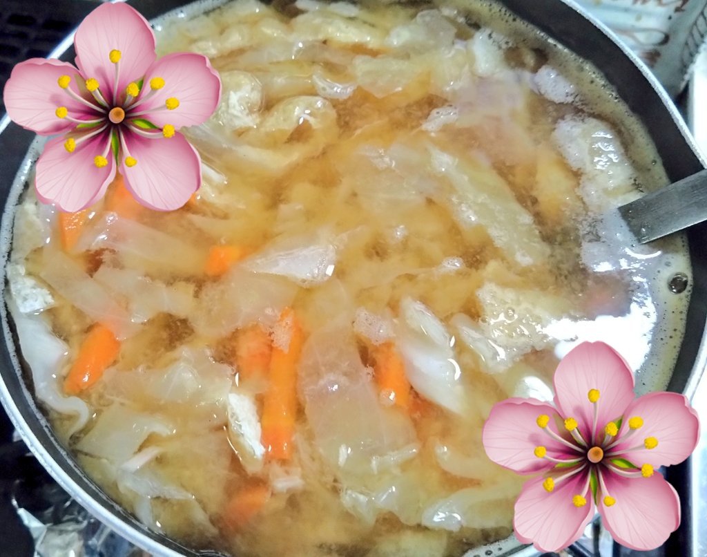今日のおみそ汁。
あぶらあげ
キャベツ
にんじん
ツナ

以前、教えてもらったツナのおみそ汁。
初めて作ってみたよ！！！