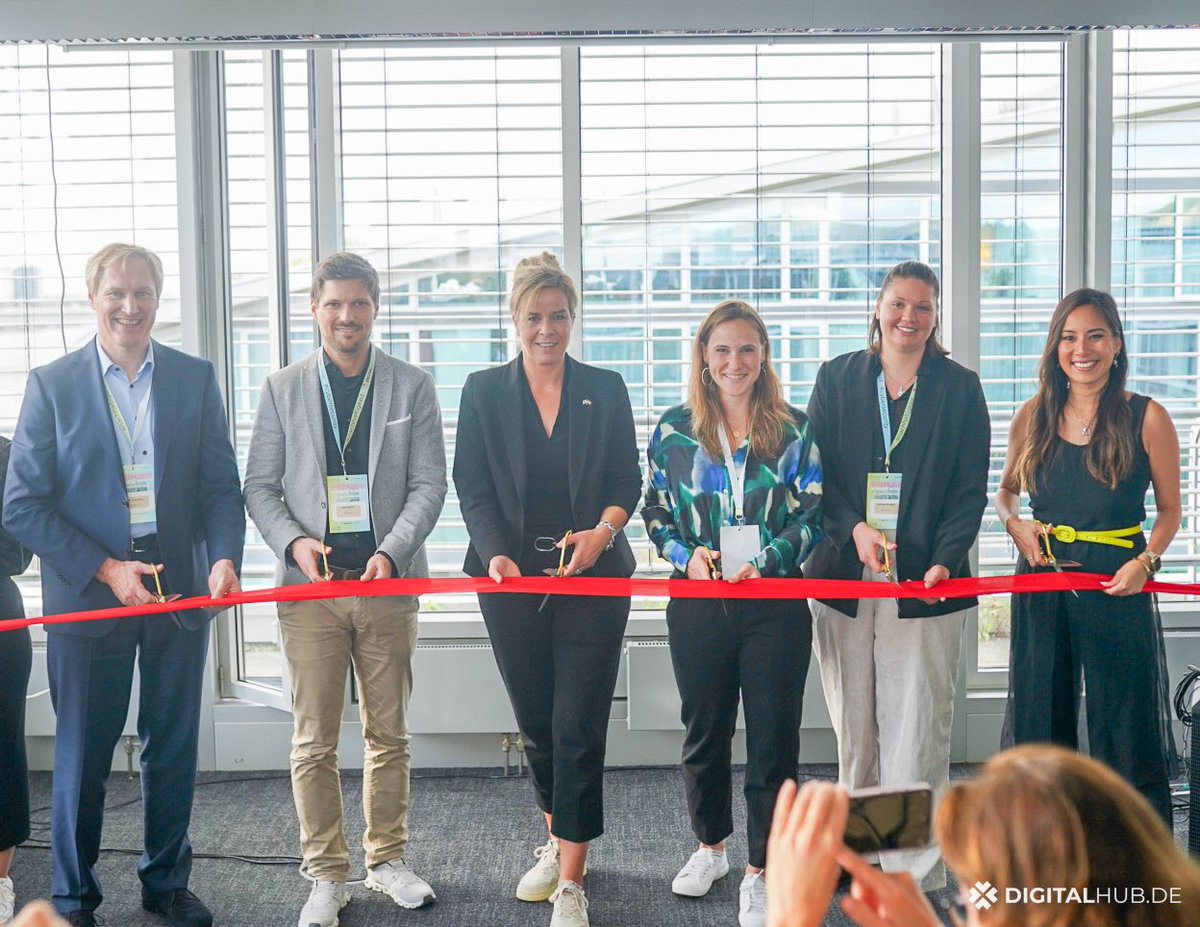 digitalhub_de's tweet photo. Unsere Eröffnungsfeier unserer Flächen für Nachhaltigkeit und Cybersecurity am Bonner Bogen war ein voller Erfolg. Wir möchten uns bei allen bedanken, die dabei waren.
@MonaNeubaur @WirtschaftNRW @BundesstadtBonn @CSCBonn @DigitalSicher

@JoergEHaas @Simon__Hecht @Sophia_Tran https://t.co/pbnyBk0dHt