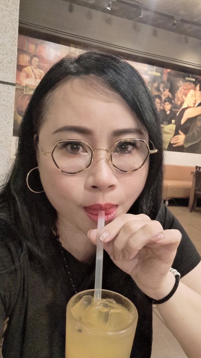 #塞塞塞～高雄車輛真是多開到快渡孤了😅
#有人要來巧遇？#中正一路的古德曼咖啡喔～今晚夜宿高雄😁😁😁#超累人
（#愛心留言+#追蹤跟隨+#分享轉推）
#拜託要來巧遇就大方來打招呼喔～不要遠方拍照我也不會知道的～歡迎認識💖🤣🤣🤣
#大奶
#原味
#離婚熟女
#地方媽媽 https://t.co/RcXrKj5KOJ