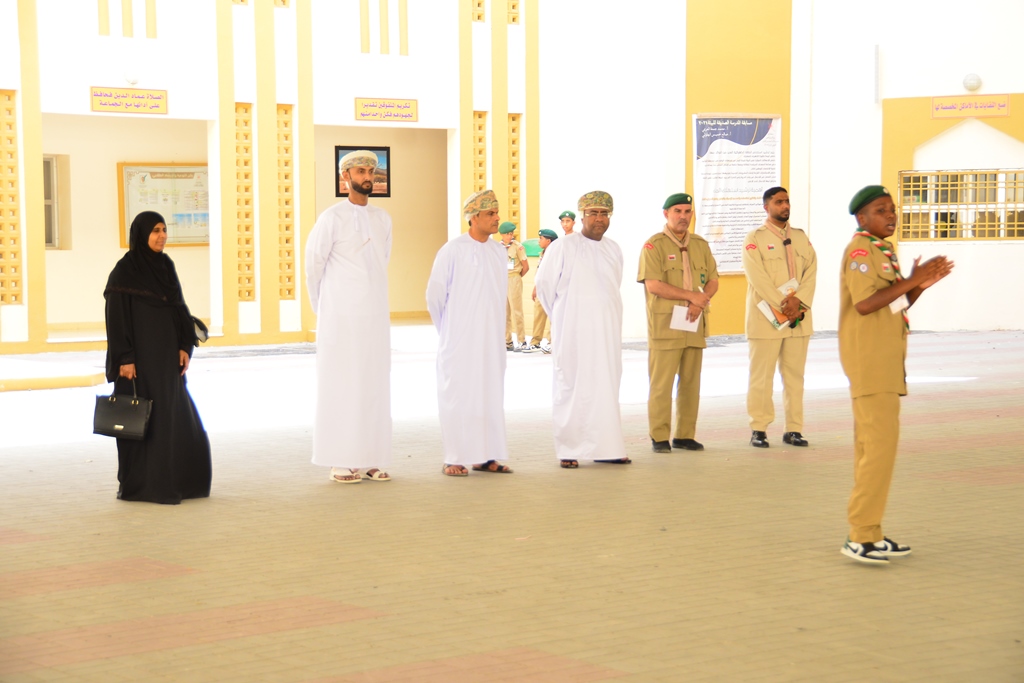 EduGovSsq's tweet photo. اختتم الدكتور يعقوب بن خلفان الندابي، مدير عام المديرية العامة للكشافة والمرشدات، زيارته الميدانية لتعليمية محافظة جنوب الشرقية ، والتي استمرت ليومين، بهدف متابعة سير وعمل الحركة الكشفية والإرشادية في المدارس والمتمثل في التأكد من تطبيق المبادئ والأهداف التربوية للحركة الكشفية والإرشادية في المدارس و تشجيع الطلاب على المشاركة في الأنشطة الكشفية والإرشادية ودعم قدراتهم ومهاراتهم ، و بحث التعاون مع الجهات المعنية لتعزيز الشراكة بين الحركة الكشفية والإرشادية والمدرسة ، ومتابعة تطوير برامج وأنشطة الكشفية والإرشادية بما يتناسب مع احتياجات الطلاب والمجتمع.
وخلال الزيارة، التقى الدكتور يعقوب بن خلفان الندابي بمدير عام تعليمية جنوب الشرقية ، عبدالله بن سالم الفوري، و بدرية بنت ناصر العريمية المديرة العامة المساعدة لشؤون التعليم، و صالحه بنت مبارك العلوية المدير المساعد بدائرة التوجيه المهني والإرشاد الطلابي، وسامي بن سعيد العريمي ورئيس قسم الكشافة والمرشدات .
جرى خلال اللقاء مناقشة مستجدات الحركة الكشفية والإرشادية والتحديات التي تواجهها تعليمية المحافظة والاطلاع على أعمال وأنشطة قسم الكشافة والمرشدات من خلال العرض المرئي الذي قدمه رئيس قسم الكشافة والمرشدات بالمحافظة لما تم تنفيذه من أنشطة الخطة العامة المعتمدة لهذا العام ومنجزات ومشاركات القسم في العام الماضي.
وشملت الزيارة زيارة ثلاث مدارس في المحافظة، هي مدرسة صور للتعليم الأساسي، ومدرسة الوافي للتعليم الأساسي، ومدرسة الإمام الصلت بن القاسم الخروصي.
وخلال زياراته، التقى الدكتور يعقوب بن خلفان الندابي بمدراء ومديرات المدارس، وأعضاء الفرق الكشفية والإرشادية، وناقش معهم سبل تطوير الحركة الكشفية والإرشادية في المحافظة، وتعزيز الشراكة بين المدارس والمديرية العامة.
كما قام الدكتور يعقوب بن خلفان الندابي بمتابعة الأنشطة الكشفية والإرشادية التي تنفذها الفرق في هذه المدارس، والتقى بالمشرفين والمشرفات على هذه الفرق، وناقش معهم التحديات التي تواجههم، وكيفية تذليلها.
وأكد الدكتور يعقوب بن خلفان الندابي على أهمية الحركة الكشفية والإرشادية في تنمية قدرات الطلاب ومهاراتهم، وتعزيز روح التعاون والمشاركة لديهم، وإعدادهم للمستقبل.
وأشاد بالجهود التي تبذلها الفرق الكشفية والإرشادية في المدارس، وحثهم على مواصلة العمل الجاد والمثابرة لتحقيق المزيد من الإنجازات.
وتأتي هذه الزيارة في إطار الجهود التي تبذلها المديرية العامة للكشافة والمرشدات لتعزيز الحركة الكشفية والإرشادية في جميع محافظات السلطنة.
@OmanScoGui
@EduGovOman
#تعلم_مستدام