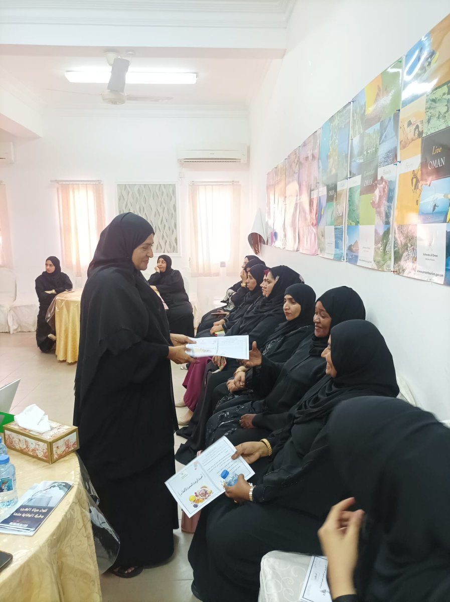 Al_BurhanMedia's tweet photo. نفذت دائرة البلدية بصحم محاضرة توعوية بعنوان صحتي في غذائي لمجلس أمهات مدرسة شواطئ المعرفة للتعليم الأساسي لنشر الوعي حول أهمية اختيار الغذاء الصحي والتقليل من الوجبات السريعه واستبدالها بأطعمة صحية مناسبة . https://t.co/N0pEoojORN