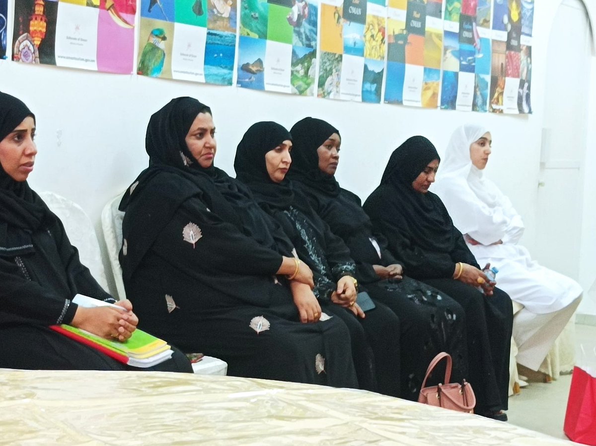 Al_BurhanMedia's tweet photo. نفذت دائرة البلدية بصحم محاضرة توعوية بعنوان صحتي في غذائي لمجلس أمهات مدرسة شواطئ المعرفة للتعليم الأساسي لنشر الوعي حول أهمية اختيار الغذاء الصحي والتقليل من الوجبات السريعه واستبدالها بأطعمة صحية مناسبة . https://t.co/N0pEoojORN