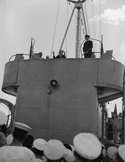 #OTD 16/10/1944 #RememberRCN -HMCShips PRINCE HENRY & PRINCE DAVID arrive Greek seaport of Piraeus off Athens, landing liberation forces. PRINCE DAVID carried the Prime Minister, Georgios Papandreou & Government officials. LAC Photo -Greek Prime Minister thanking RCN. #OpManna