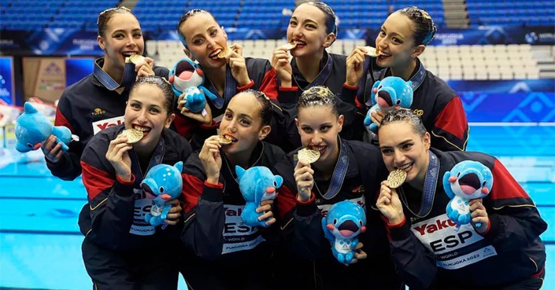 UNIRuniversidad's tweet photo. 🏊‍♀️🥇 ¡Campeonas del mundo en #NataciónArtística y estudiantes de UNIR!

Siete de las ocho nadadoras que conquistaron el Oro en Fukuoka cursan estudios superiores en UNIR. ¡Conócelas! 

👉https://t.co/xbOYsdZVoL

#spanishsynchroteam @rami_paula @txellmp @SaraSaldanaL 
#YoSoyUNIR