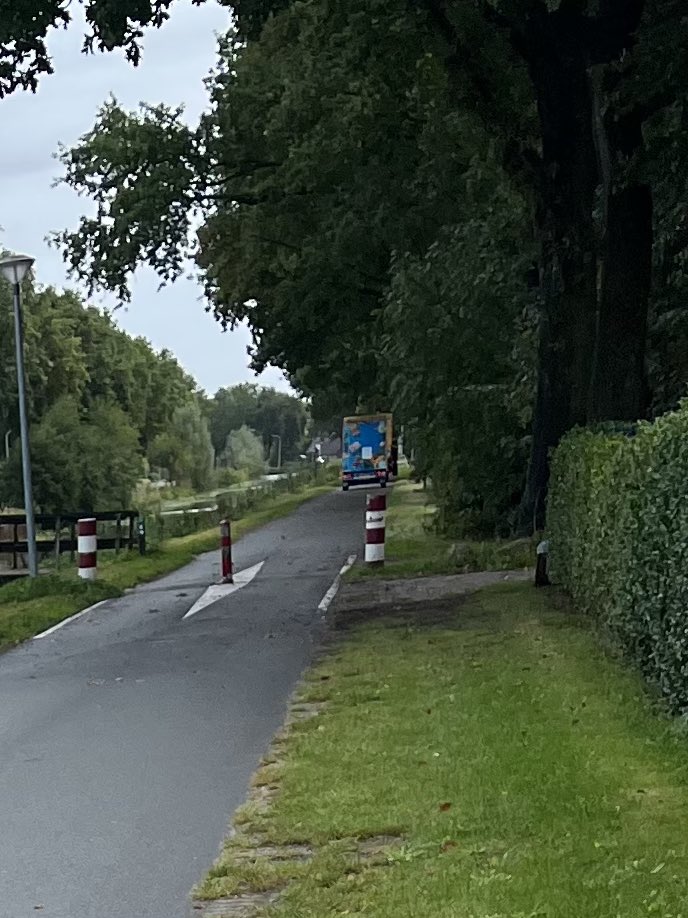leekstercdaster's tweet photo. @GemWkwartier voor de tigste keer.. doe eens wat aan deze verkeerssituatie.
Kom eens kijken met de verkeersdeskundige.
Roomsterweg te Leek https://t.co/9GbXWLliqj