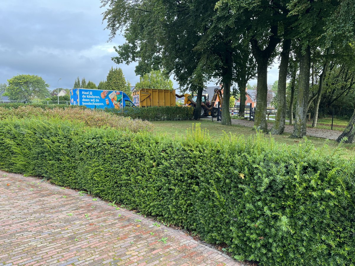 leekstercdaster's tweet photo. @GemWkwartier voor de tigste keer.. doe eens wat aan deze verkeerssituatie.
Kom eens kijken met de verkeersdeskundige.
Roomsterweg te Leek https://t.co/9GbXWLliqj