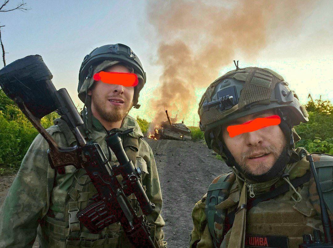 UACommand's tweet photo. #Ukraine/#Russia: Two #Russian 🇷🇺 soldiers pose in front of a destroyed Russian T-90M tank somewhere on the front. The Russian T-90M is currently the most advanced Russian tank used in combat operations. #Kiev #UkrainianArmy

Source: @naalsio26 https://t.co/RIGrquyYeR