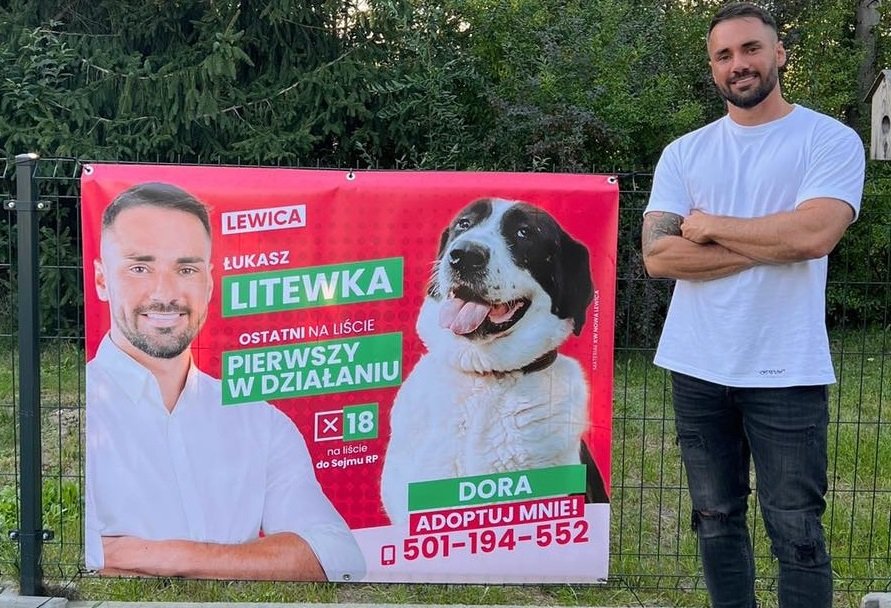 Gość, który zasłynął banerami z numerem do schroniska dla psów, wygrywa z Czarzastym. 

To dopiero gamechanger.