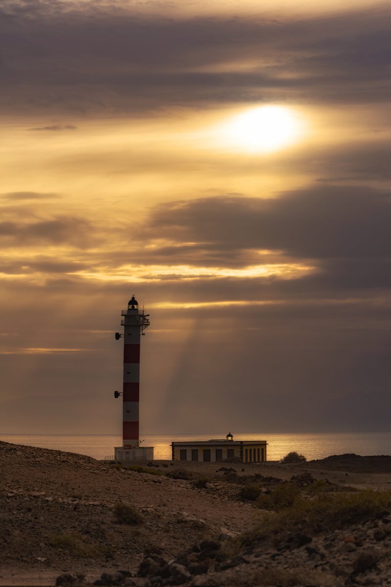 PhotoshotTen's tweet photo. Esta mañana, las nubes que están llegando desde el noroeste, dejaban pasar algún rayo de sol.
Faro de Punta de Abona. https://t.co/2netKrFj4U