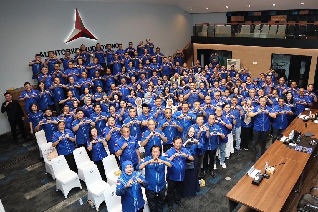 AgusYudhoyono's tweet photo. Tetap semangat dan terus berjuang para pengurus, kader, simpatisan, dan relawan Partai Demokrat dimanapun berada!

Mari kita raih kemenangan pemilu 2024 dengan meneguhkan hati, pikiran, dan tindakan untuk selalu berada dan bersama-sama dengan rakyat!

Harapan Rakyat, Perjuangan Demokrat!