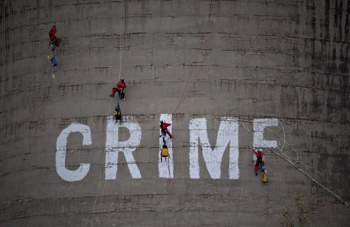 GreenpeaceCEE's tweet image. 🚨BREAKING🚨 @Greenpeace activists from across Central &amp;amp; Eastern Europe have climbed a Bulgarian coal power plant to declare: burning coal is a CRIME against people&amp;amp;planet. They demand the closure of the plant &amp;amp; call on 🇧🇬’s government to lead a green transition #BeyondCoal 2030