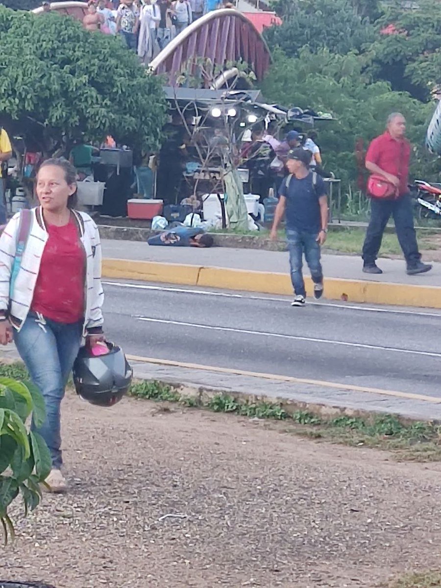 InforTvenezuela's tweet photo. Un niño de aproximadamente de 8 a 11 años paso toda la noche temblando tirado en el piso.
Varias personas seguían de largo,pero una de ellas lo levanto y le dio desayuno para luego volvió a tirarse al piso.
A la altura de Plaza Venezuela,Caracas.
Ayuda @gestionperfecta @PNBVzla https://t.co/fIvju7W0e0