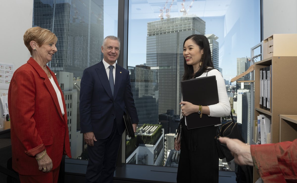 arantxa_tapia's tweet photo. 🇯🇵💼 Celebramos en Tokyo la jornada #BusinessLeaderSummit junto al Ministerio de Economía, Comercio e Industria de Japón y a una treintena de empresas y centros tecnológicos del sector energético.
Nuestro objetivo: vender las capacidades industriales y tecnológicas de Euskadi. https://t.co/r7OCPyNijv