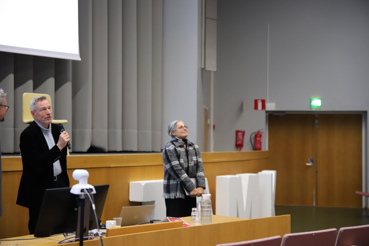 RESET-tutkijatiimin Annalina Sannino ja Yrjö Engström esittelivät moniammatillista liikkuvaa työtä, jolla pyritään vastaamaan asunnottomuutta kokevien moninaisiin tarpeisiin. Uusi työtapa yhdistää kiinnipitävää työtä, etsivää työtä, yksilötyötä ja verkostotyötä. @TampereUni