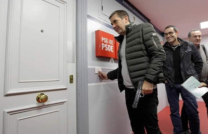 Se han desclasificado documentos sobre Arnaldo Otegi.
Estuvo implicado en 9 secuestros y sería el autor del asesinato del político Juan de Dios Dova.
Doce compañeros de ETA le han implicado en decenas de crímenes entre 1977 y 1987, pero sólo fue condenado por secuestrar a Luis