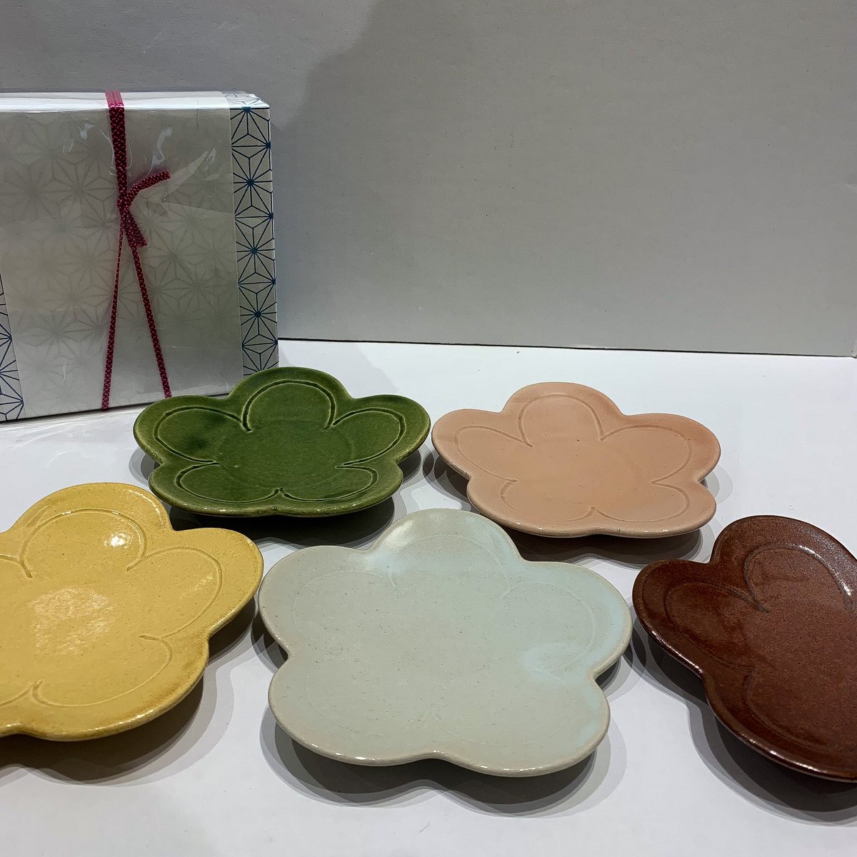 swaygallery's tweet photo. Back in stock🌸Elegant flower shaped plates-sold as a set of five . As well as being used as a food 
plate, it could also be used as a trinket dish. 
#swaygallery #swaygallerylondon #swaylondon #japan #london #japaninlondon #newin #newarrival
#backinstock #cersmic #ceramics https://t.co/eYXQlFoKAM