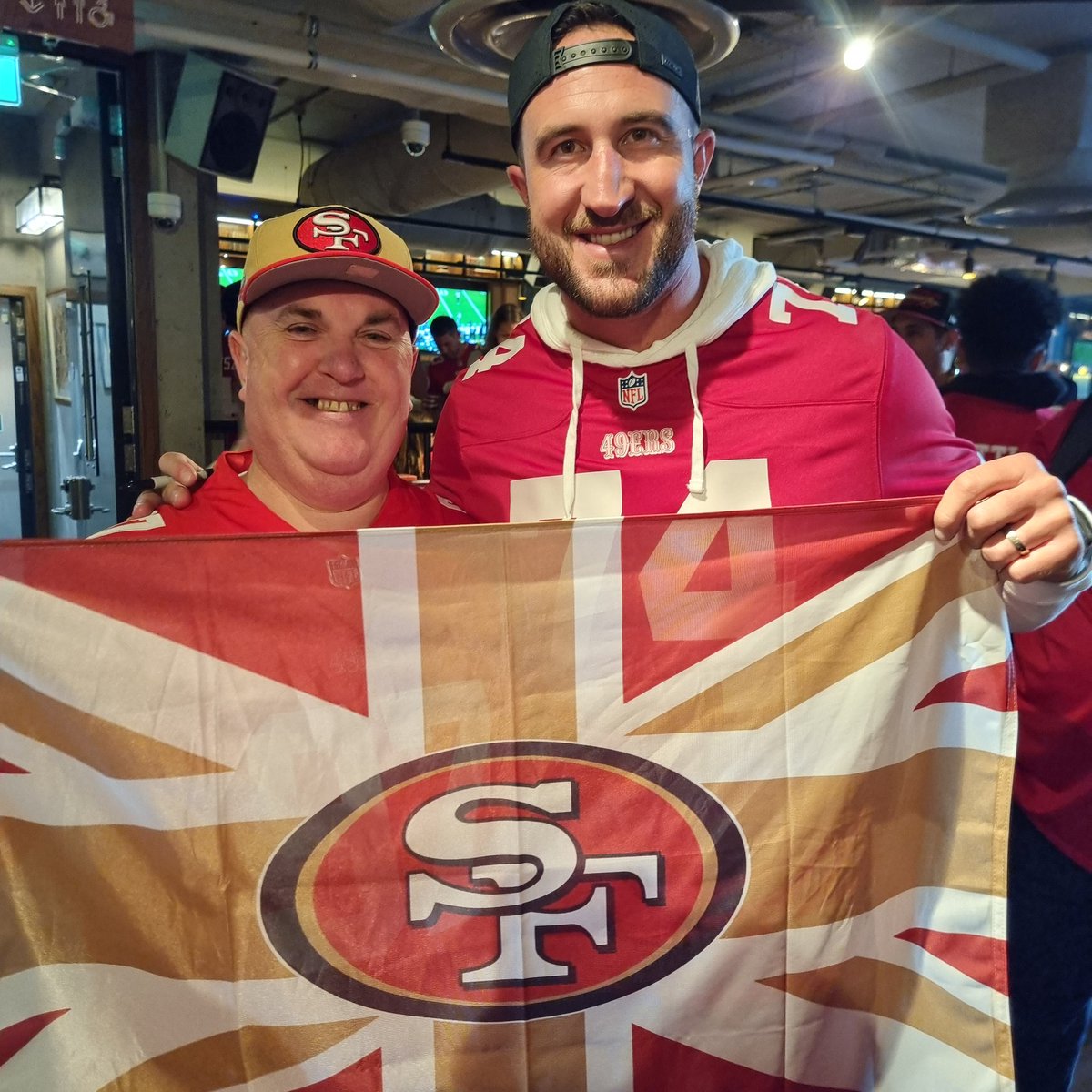 What an honour to meet this legend <a href="/jstaley74/">Joe Staley</a> <a href="/49erFaithfulUK/">49erFaithfulUK</a>