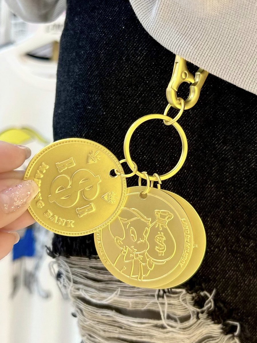 milk_milkboy_s's tweet photo. LAND by MILKBOY 2023 WINTER COLLECTION 『MONEY WORLD$$』
“ RR RICH COIN KEY HOLDER ”
color : ゴールド
#LAND #LANDbyMILKBOY
#RICHIERICH #MONEYWORLD
💰💎WEBカタログ💎💰
https://t.co/geyYd40QXo https://t.co/AgJnWr95IU
