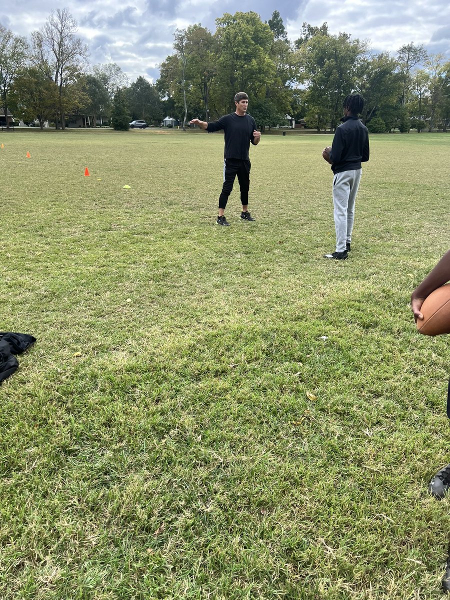 KdotvsKmack's tweet image. Just working. Sunday session with my new QB Trainer Mr Marty Lowe 🤞🏾
#manualfootball #workinsilence