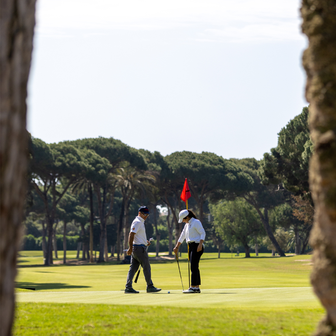 Golf_RioReal's tweet photo. Did you know that at the #RioReal #GolfAcademy, we have courses designed to help you perfect all kinds of shots? Competition preparation, different ball flights and elevations, training objectives... All tailored to your needs and schedule. Find out more 👉https://t.co/QW4nuT8i2L https://t.co/jpqljNarCV