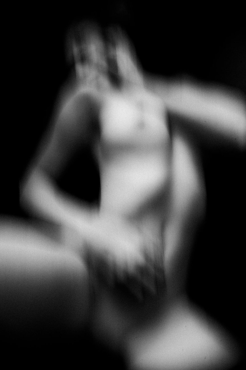 essequadro_art's tweet photo. To be naked is to be oneself. To be nude is to be seen naked by others and yet not recognized for oneself. A naked body has to be seen as an object in order to become a nude. (The sight of it as an object stimulates the use of it as an object.) Nakedness reveals itself.

#bwphoto https://t.co/dAS3R5pwsB